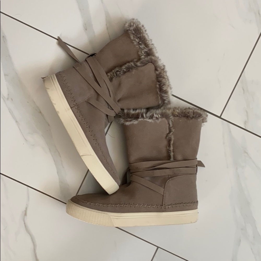 NWOT SALE‼️Toms fur boots - Picture 2 of 10